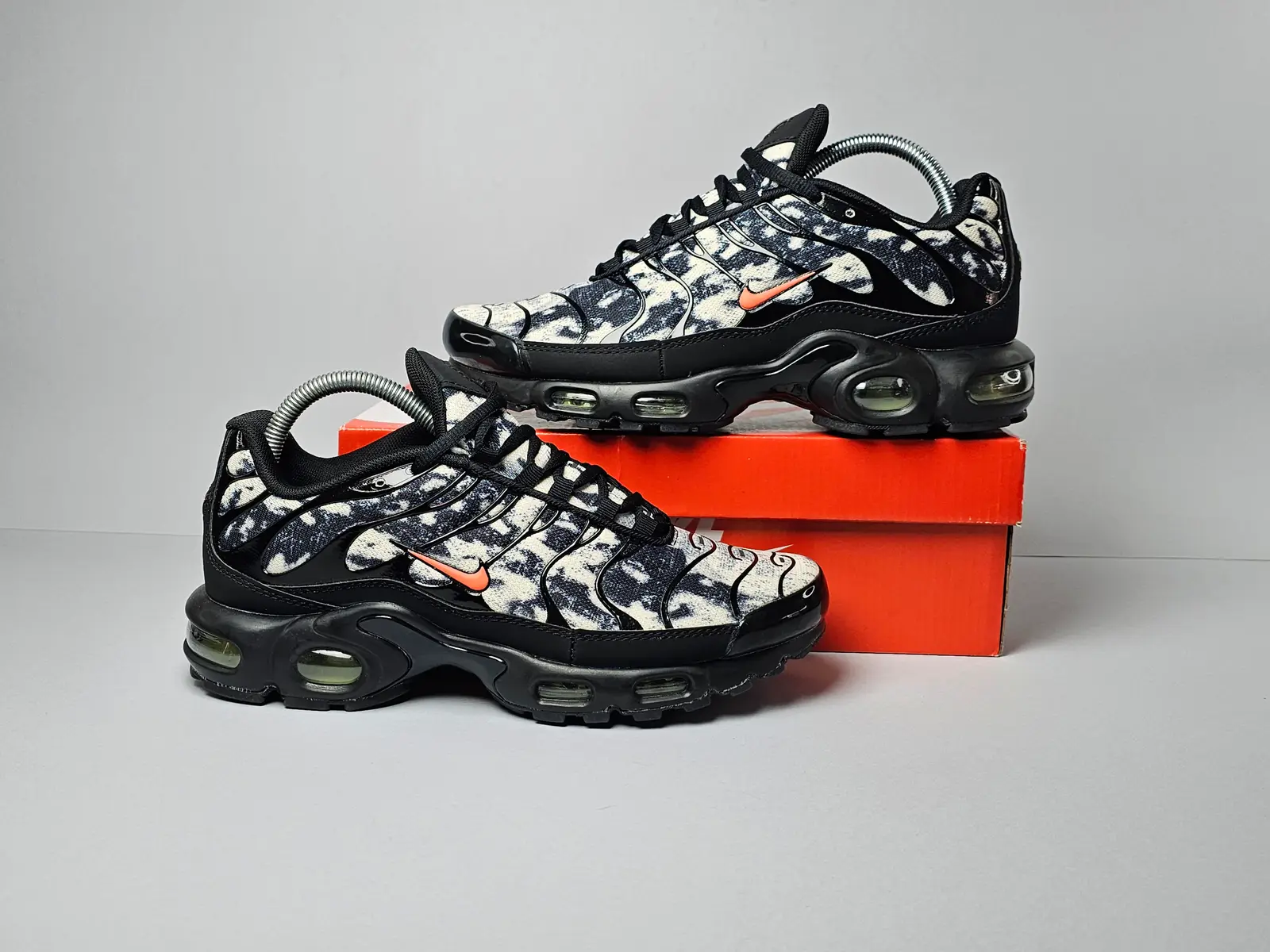 Black oragne camo