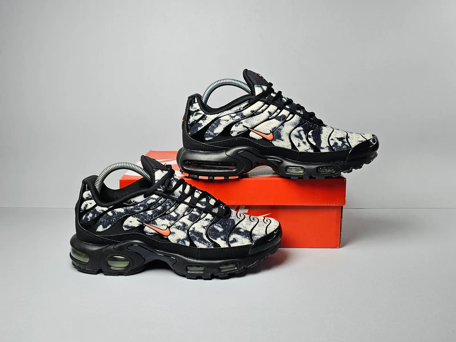 Black oragne camo