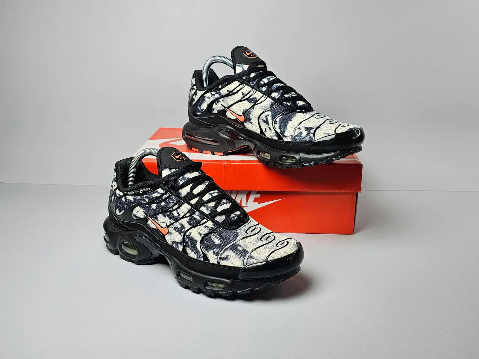 Black oragne camo 2