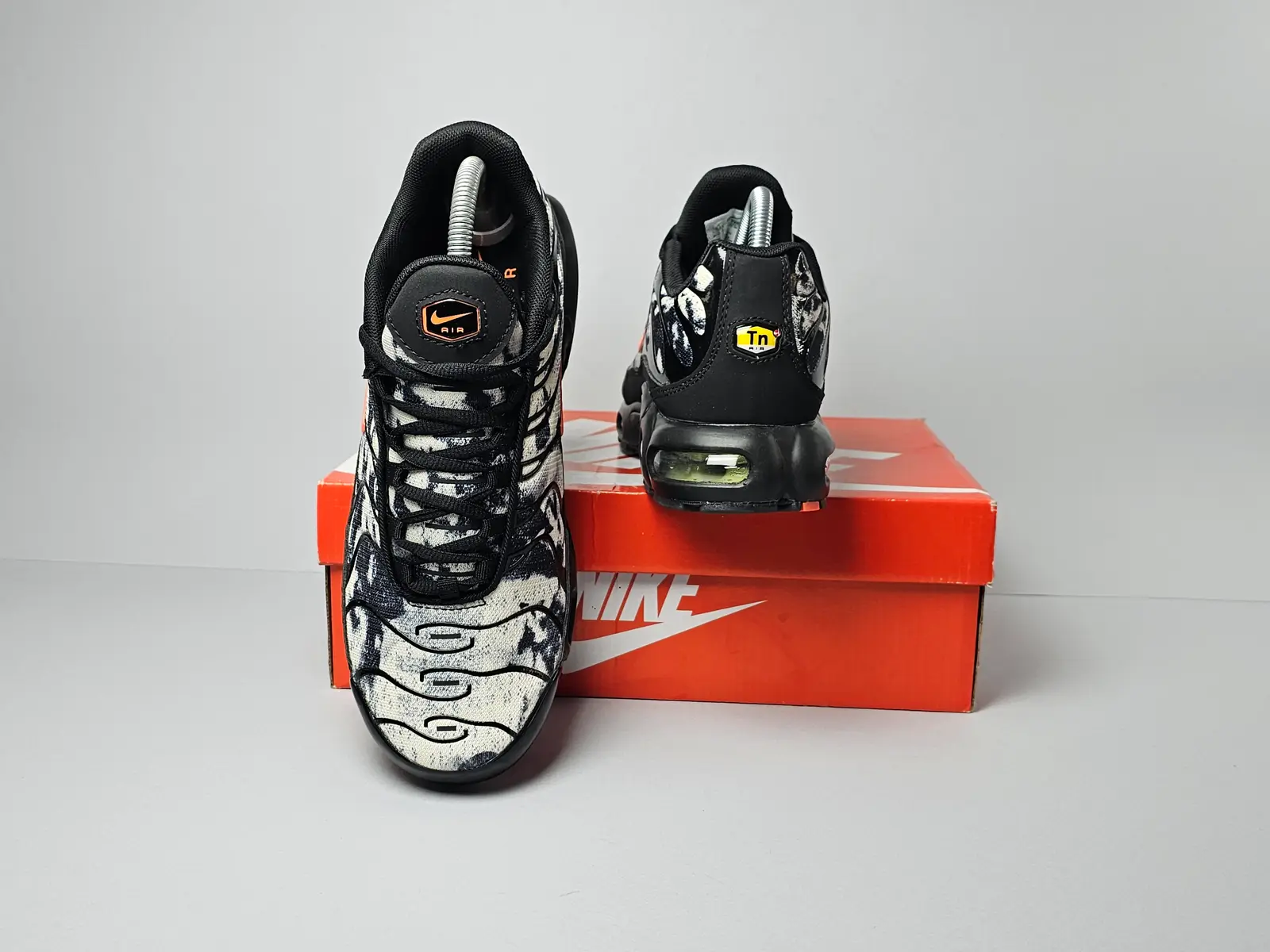 Black oragne camo 4