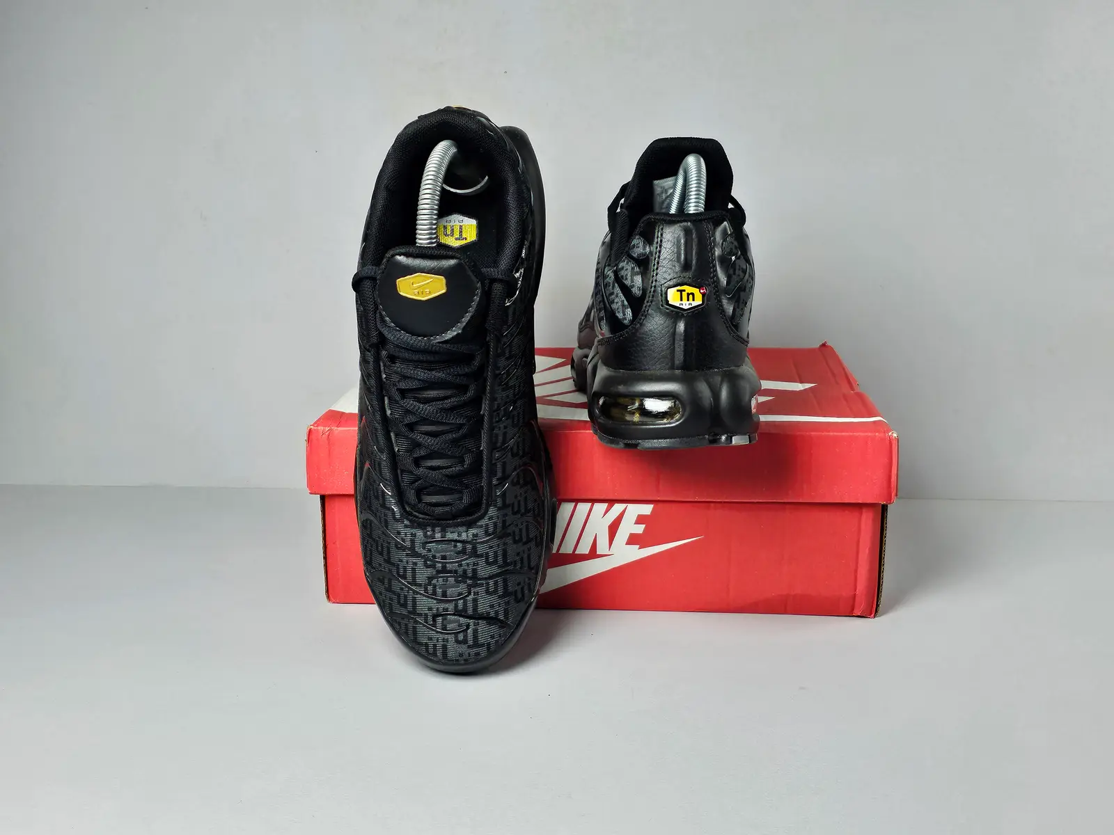 Black pattern 4