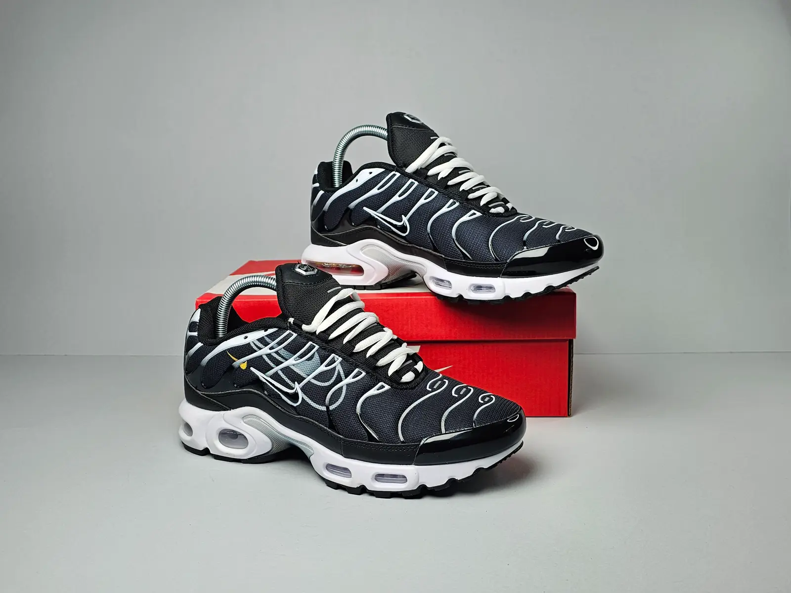 Black-white swoosh 2