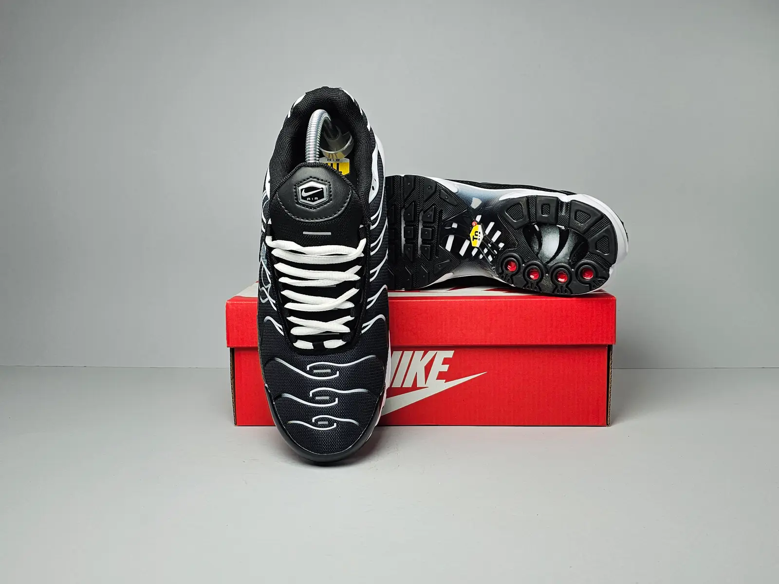 Black-white swoosh 3