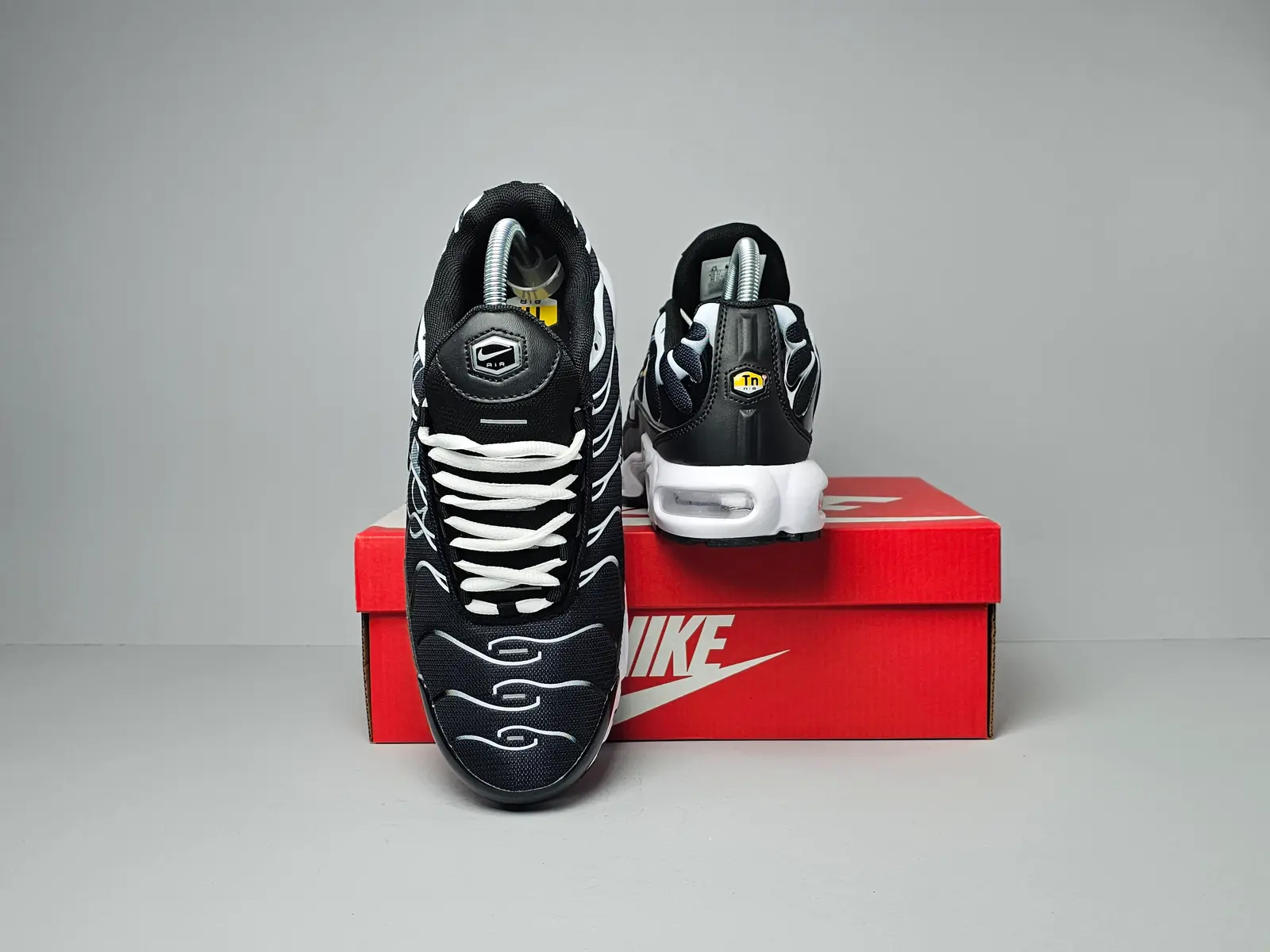Black-white swoosh 4
